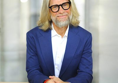 Akademia Coachingu Masterclass 5 Mężczyzna w okularach, uśmiechnięty. Robert Łężak
